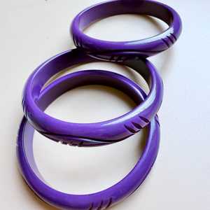 Bracelet en résine violette de Mme Polly, forme ronde, sculpté, artistique, bijoux artisanaux - Product Image 2
