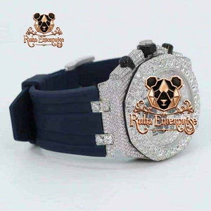 Reloj de moda para hombre con bisel metálico de dos tonos, marcadores decorativos en la esfera y correa de silicona suave - Product Image 3