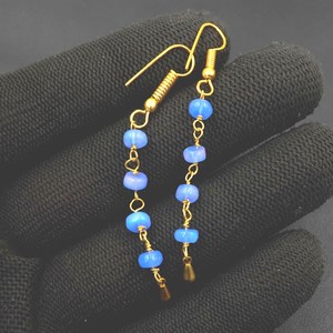 ต่างหูโอปอลเอธิโอเปียธรรมชาติ สีน้ำเงิน โอปอลไฟหลากสี ทอง 14K แบบคาโบชองประดับลูกปัด - Product Image 4