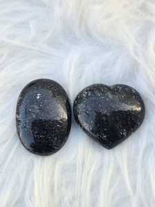 Pierre de Nuummite de Qualité Supérieure, Combo Cœur Gonflé et Pierre de Paume, Bijou en Cristal Naturel Semi-Précieux pour la Méditation, Magnifique et Entier - Product Image 5