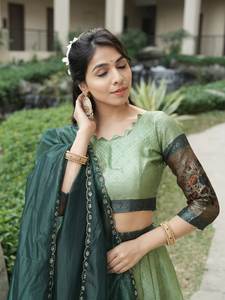 Ensemble ethnique haut de gamme en soie Lehenga Choli avec broderie Zari et bordure Kalamkari, entièrement cousu, avec Can-Can - Product Image 5