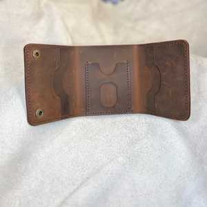 กระเป๋าสตางค์หนังแท้ผู้ชายแบบสามพับ พร้อมช่องใส่เหรียญ ป้องกัน RFID  ใส่บัตรเครดิตได้ สั่งทำโลโก้ได้ ขายส่ง NTW-0086B - Product Image 1