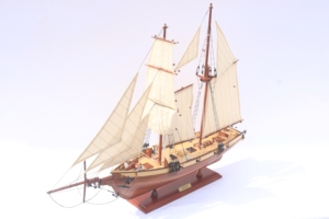 Maqueta de Barco de Madera Hecha a Mano - Réplica a Escala del Barco de Carreras Navegador de 1847, Decoración de Oficina, Harvey - Product Image 2