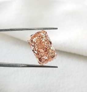 เพชรแฟนซีสีชมพูเข้ม 3 กะรัต ทรงเรเดียนท์คัท ผลิตในห้องปฏิบัติการ ด้วยวิธี HPHT CVD สำหรับทำเครื่องประดับ เช่น แหวน ต่างหู - Product Image 1