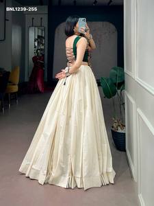 Ropa para festivales: Lehenga blanco de algodón Cora con diseño sólido y ampliamente vuelto, blusa estilo corsé con bordado estilo Kutchhi. Exportador indio. - Product Image 3