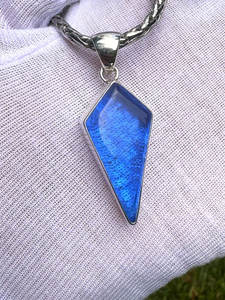 Colgante de Cianita Azul en Forma de Cometa - Collar de Piedra Preciosa Chapado en Oro sobre Latón - Joyería Geométrica Vintage Hecha a Mano - Product Image 4