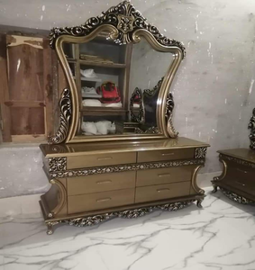 Ensemble de coiffeuse en bois avec finition bronze métallique moderne et grand miroir à cadre sculpté, disponible à prix de gros. - Product Image 1