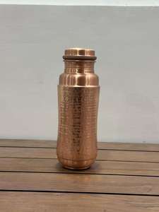 Botella de Agua de Cobre Antigua, Botella de Agua Bohemia Portátil para Viajes, con Tapa, Cobre Puro Pulido con Diseño Único - Product Image 1