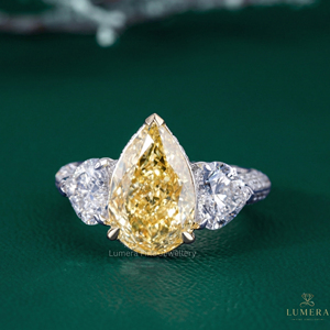 Anillo de Compromiso de Lujo con Diamante Cultivado en Laboratorio, Corte Pera Corazón, Oro Blanco de 18K, Tres Piedras, Anillo Nupcial Personalizado, Bañado en Rodio, IGI - Product Image 1