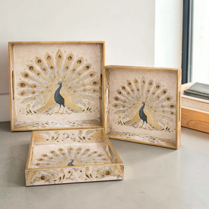 Juego de 3 bandejas de servir de madera con revestimiento de esmalte: Diseño de pavo real dorado, hecho por B H Brothers - Product Image 2