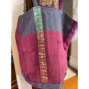 Sac fourre-tout vintage Kantha de haute qualité en toile améthyste avec broderie et lettres décoratives, couleur unie, lavable pour usage quotidien toutes saisons - Product Image 3