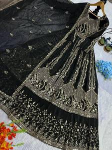 Robe de mariée indienne pakistanaise en velours noir brodé, robe longue en soie traditionnelle pour femmes, coupe régulière, style hiver - Product Image 4
