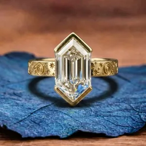 Anillo de Diamantes con Corte Hexagonal en Oro Sólido con Banda Grabada, Anillo de Compromiso Geométrico Único, Joyería Fina de Lujo, Regalo para Mujer - Product Image 1