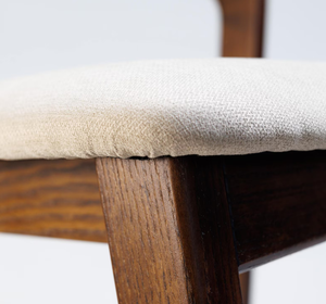 Tabourets de bar gris foncé rembourrés avec dossier, structure en bois massif et bandes tissées en similicuir pour une utilisation en cuisine à la maison ou à l'hôtel - Product Image 5