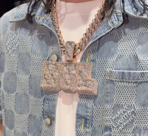 Pendentif en argent de luxe avec lettre graffiti audacieuse en diamant de laboratoire, bijou hip-hop pour femme, idéal pour le streetwear, les soirées et la mode haut de gamme - Product Image 5