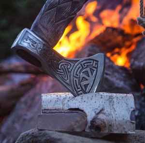 Hache Viking artisanale sur mesure, forgée à la main, pour usage industriel ou DIY, avec un magnifique design, manche en bois sculpté et tête en acier au carbone, avec fourreau. - Product Image 3