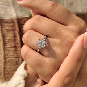 Anillo de Compromiso Minimalista con Siete Diamantes de Corte Ovalado, Oro Blanco de 14K, Diamantes Creados en Laboratorio, Anillo de Moda para Mujer, Regalo de Boda - Product Image 4