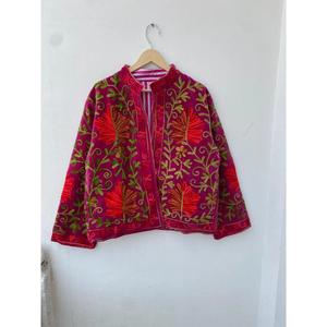 Chaqueta Suzani de terciopelo rosa hecha a mano con bordado de motivos florales rojos, abrigo étnico bohemio para mujer - Product Image 1