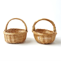 Petit panier en rotin à fleurs avec poignée pour le rangement et le service
