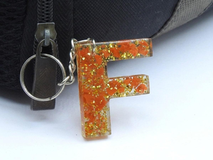 Porte-clés en résine fait main avec lettres, garni de copeaux de corail et de feuille d'or, breloque personnalisée, monogramme personnalisé, lettres de son nom, formes variées - Product Image 3
