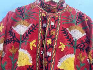 Chaqueta Bordada a Mano en Terciopelo Rojo Suzani |   Abrigo de Invierno Étnico Floral Hecho a Mano |   Ropa de abrigo de diseñador de lujo. - Product Image 5