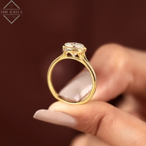Bague solitaire en or jaune avec diamant rond serti, bijou de fiançailles et de mariage, cadeau pour femme, design classique et luxueux - Product Image 4