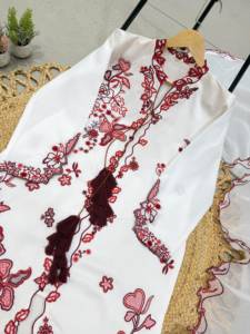 Conjunto de top de seda romana con bordado de diseñador, pantalón y dupatta de organza, completamente cosido y listo para usar. - Product Image 6