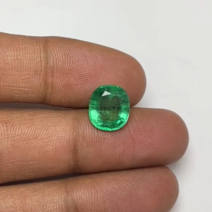 พลอยมรกตแซมเบียทรงคุชชั่นสีเขียวเข้มธรรมชาติ เกรดสูง สำหรับทำเครื่องประดับและสะสม - Product Image 1