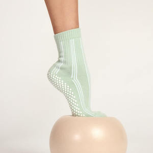 Calcetines de Yoga y Pilates de Punto Grueso con Rayas y Logotipo Personalizado de Alta Calidad en Colores Pastel Verdes para Mujer, Calcetines Antideslizantes - Product Image 4