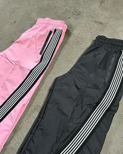 กางเกงวอร์มผ้าโพลีเอสเตอร์สำหรับทั้งชายและหญิงกางเกงลายทางแบบลำลองมีกระเป๋าน้ำหนักเบาดีไซน์ระดับกลางสำหรับผู้ชาย100% งานตามสั่ง - Product Image 4