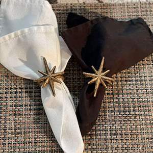 Anneau de serviette en métal vintage, créé pour les tables à manger élégantes, ajoutant un charme classique et un attrait visuel sophistiqué - Product Image 6