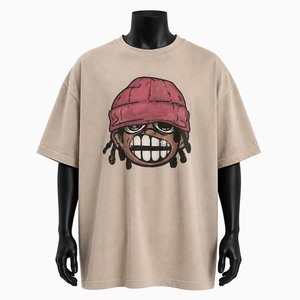 T-shirt surdimensionné pour homme avec imprimé dessin animé, motif bonnet rouge et sourire, style streetwear, manches courtes, col rond, 100 % coton jersey, coupe ajustée - Product Image 1