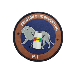 Parches Tejidos de Alta Calidad para Equipos Deportivos, Parches Redondos Bordados, Diseño Híbrido de León Gris - Product Image 1