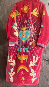 Vente en gros de manteaux longs en velours vert olive faits à la main avec des motifs sacrés, de l'amour, de oiseaux, du soleil, de cactus et d'étoiles - Product Image 6