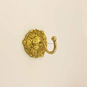 Ganchos de pared modernos de latón para interiores limpios que mejoran la eficiencia de la organización diaria con un enfoque de diseño inteligente. - Product Image 3