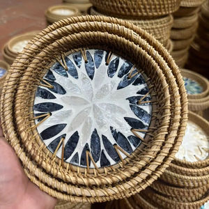 Plateau en rotin naturel et nacre pour rangement décoratif, présentation sur table, aménagement intérieur, en provenance du Vietnam - Product Image 1