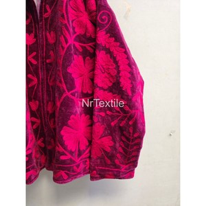 เสื้อแจ็คเก็ตกำมะหยี่สีชมพูร้อนแรง ปักลายดอกไม้สไตล์ซูซานี เสื้อโค้ทโบโฮชิค ซับในผ้าฝ้าย - Product Image 4