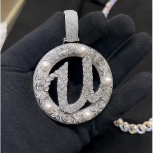 Pendentif personnalisé avec logo unique en argent S925 plaqué or, serti de moissanite VVS taille brillant ronde et de perles mélangées, style Hip-Hop - Product Image 1