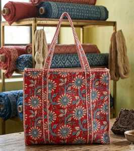 Sac fourre-tout vintage en tissu de coton matelassé floral Elite Craft Studio avec fermeture éclair, broderie réversible et empreinte de main peinte à la main - Product Image 1