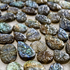Lote de Cabujones Tallados de Labradorita Natural, Gemas de Formas Variadas para Suministros de Joyería - 15x15x3mm 25x13x4mm, Promedio 13 Quilates - Product Image 6