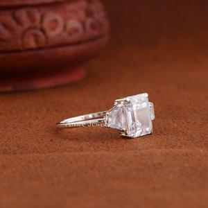 Anillo de Diamantes con Corte Esmeralda para Mujer, Clásico Anillo de Compromiso y Matrimonio con Tres Piedras - Product Image 2