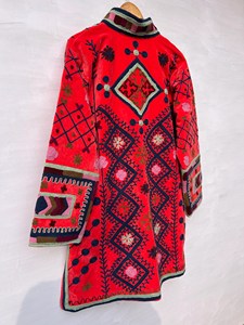 Chaqueta Larga Bohemia Anayra Craft, Roja, Bordada, de Terciopelo Suzani, con Estampado Floral, Cuello Alto, Manga Larga, Forro de Algodón Transpirable - Product Image 4