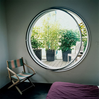Ventana Circular de Aluminio con Perfil Curvo Liso y Vidrio Transparente con Malla de Acero Inoxidable para Uso Exterior Contemporáneo