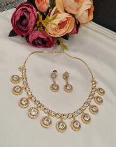 Ensemble collier et boucles d'oreilles ethniques de luxe en Kundan non taillé, plaqué or léger, avec pierres précieuses rondes, pour soirée, collection mode. - Product Image 6