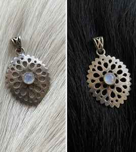 Pendentif en argent allemand massif blanc, design unique et raffiné, rond naturel avec pierre de lune, bijoux fins - Product Image 1