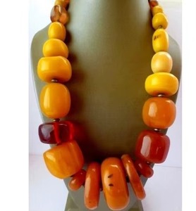 Collier artisanal en résine perlée, mettant en valeur l'art et l'artisanat grâce à des matériaux de qualité supérieure, adapté aux fêtes, au bureau et aux tenues décontractées. - Product Image 1