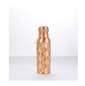 Botella de agua potable de cobre puro diseñada para un estilo de vida saludable y las necesidades diarias de hidratación. - Product Image 1