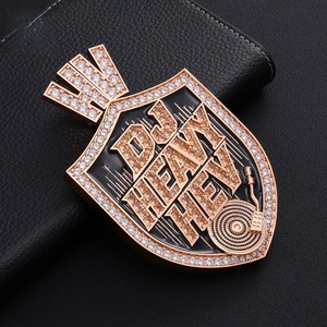 Pendentif DJ Heavy Shield en Argent 925 et Moissanite, Or Rose, Émail Noir, Sertissage Iced Out, Breloque Collier Statement DJ - Product Image 3