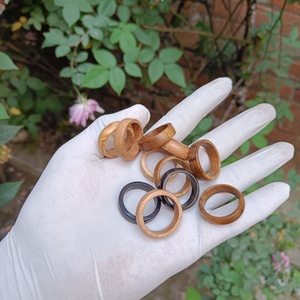 Bagues en bois naturel écologiques de luxe, faites à la main, finition lisse, bijoux modernes unisexes, export en gros - Product Image 1