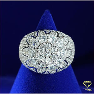 Bague de déclaration de luxe en argent sterling 925 avec moissanite et diamant, motif rond en grappe et détail floral en pierre, pour les acheteurs en gros - Product Image 3